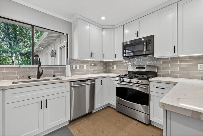 Building Photo - Charming 3-Bed / 2-Bath Retreat on Over an Acre in Sebastopol