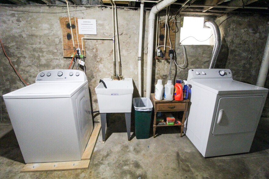 Shared Washer/Dryer - 421 Hopkins St