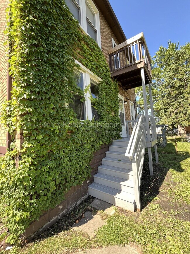 Building Photo - 170 Bondie St