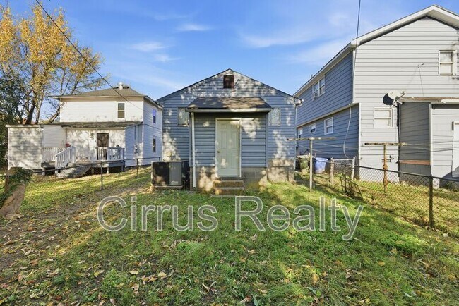 Building Photo - 327 Sycamore Ave