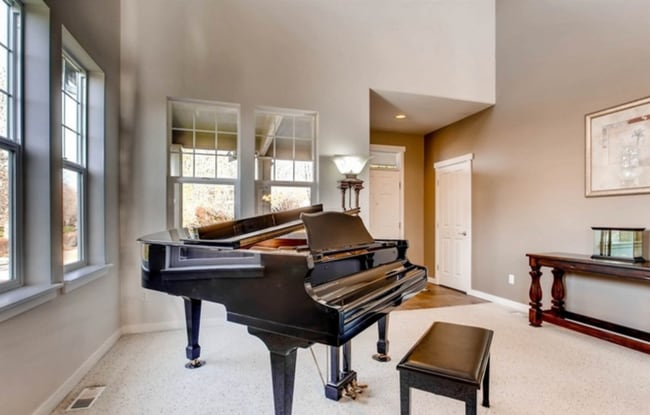 Building Photo - Beautiful 5 Bed 2.5 Bath Renton Home!