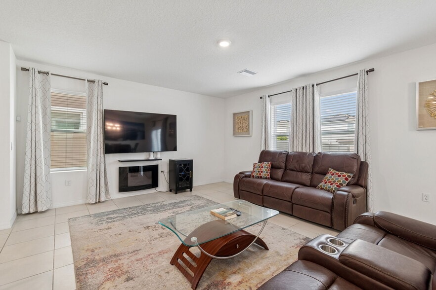 Building Photo - 17053 Oval Rum Dr