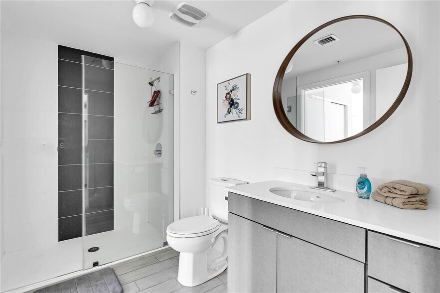 Building Photo - 321 NE 26th St