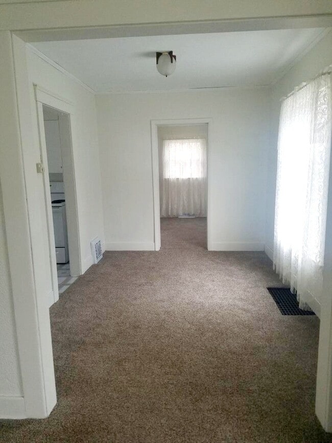 Building Photo - 327 Leslie St