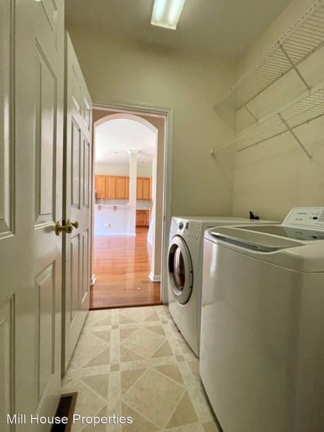 Building Photo - 4 br, 2.5 bath House - 118 N Fields Circle