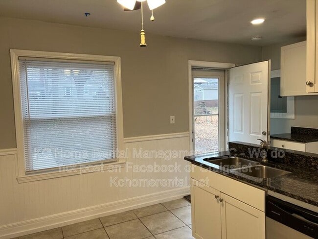 Building Photo - 8009 Summit St