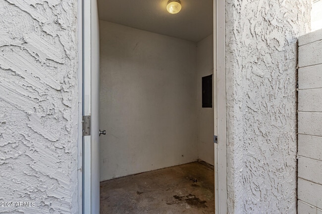 Building Photo - 4718 W Orangewood Ave