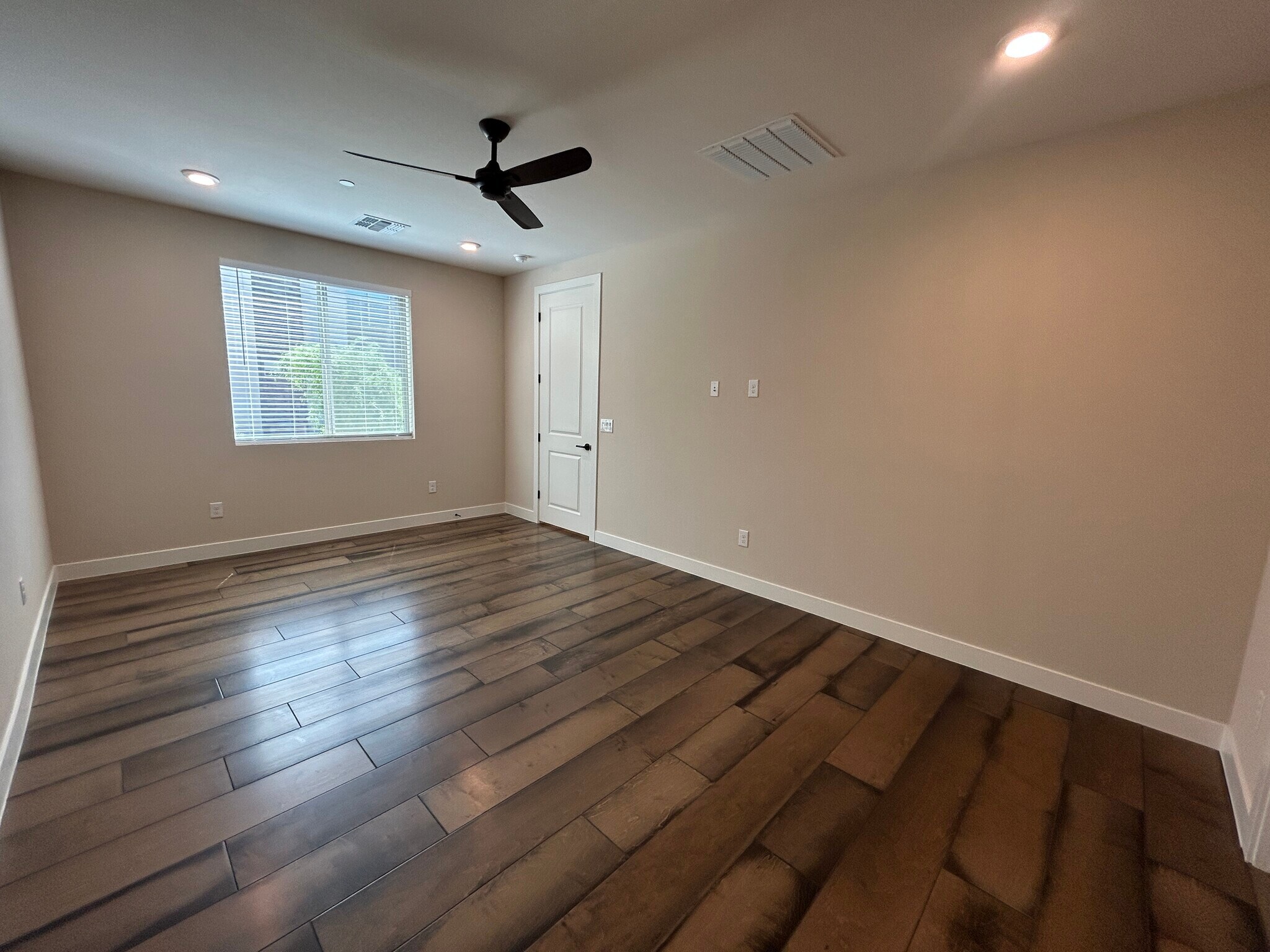 Building Photo - 2121 W Sonoran Desert Dr