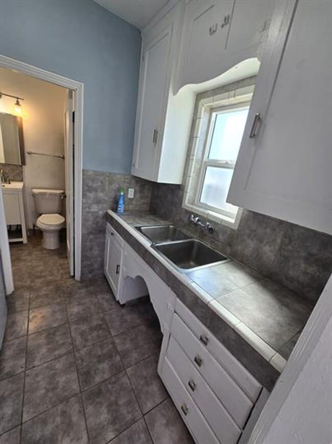 Building Photo - 818 S Arizona Ave