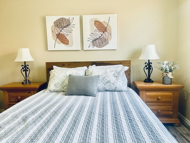 Building Photo - Fully furnished Rental Available Now