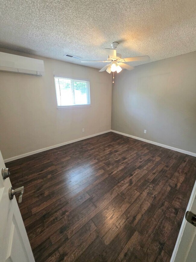 Building Photo - 4BR/3BA with PRIVATE IN-LAW SUITE / SECOND LIVING SET-UP