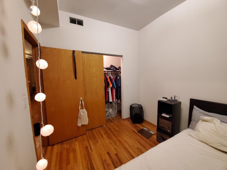 Building Photo - 2048 N Western Ave