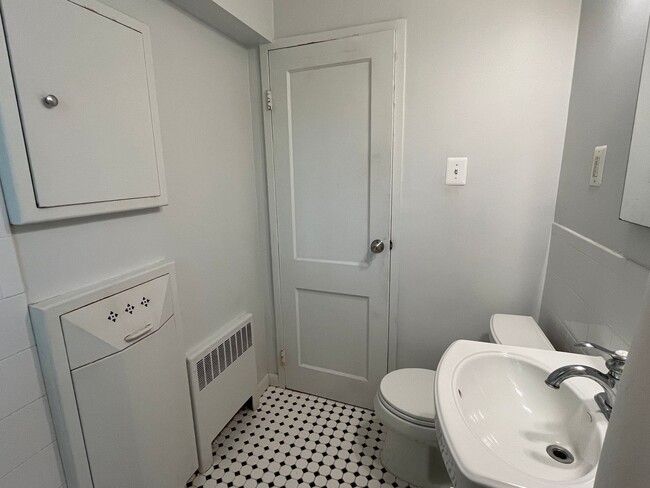 Building Photo - Great 2BR located in Northern Bethesda