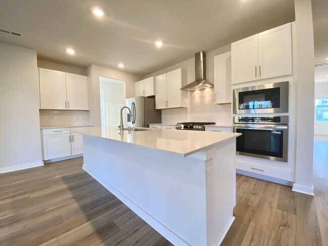 Building Photo - “Modern comfort meets Murfreesboro charm —...