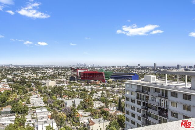 Building Photo - 838 N Doheny Dr