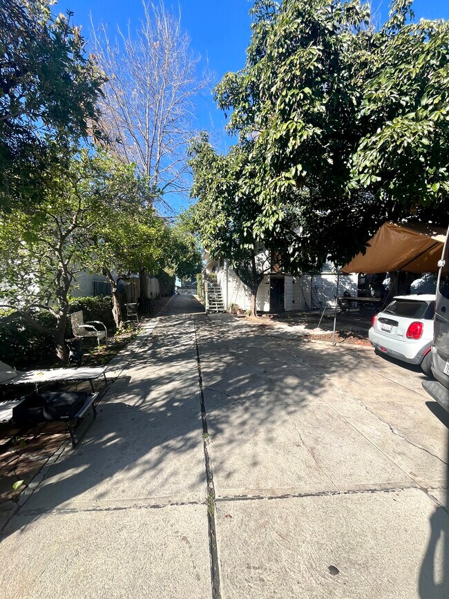 Building Photo - 652 Tularosa Dr