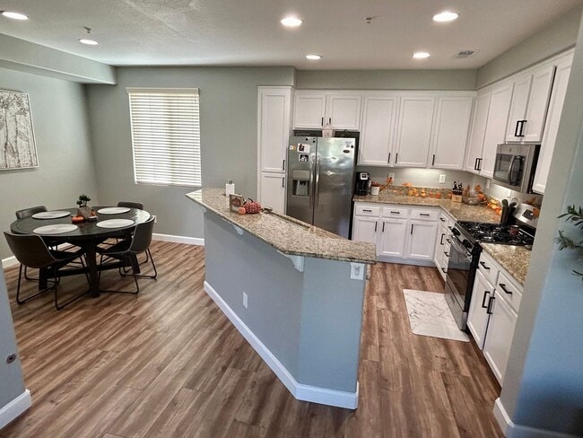 Building Photo - Stunning Townhome in the Heart of Otay Lakes, Chula Vista - MOVE IN SPECIAL