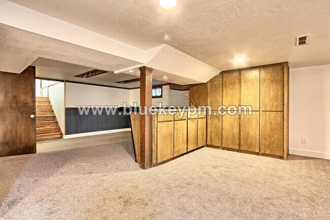 Building Photo - 3 Bed, 2 Bath Craftsman Home on Dead End R...
