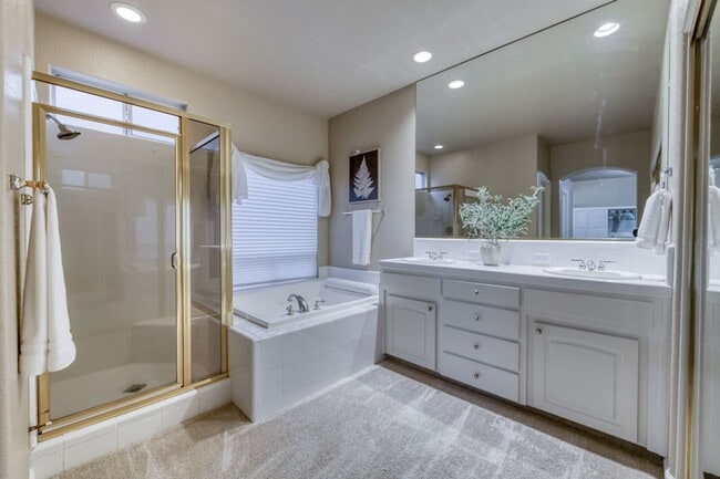 Building Photo - Impressive 4 Bedroom 2.5 Bath home with Po...