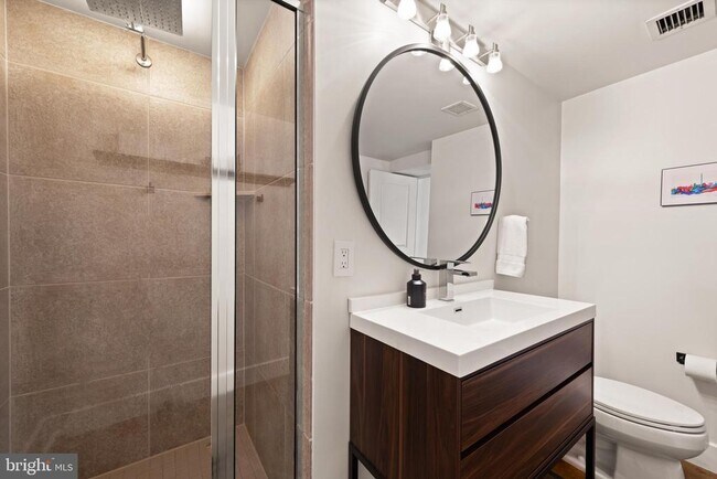 Building Photo - 916 G St NW