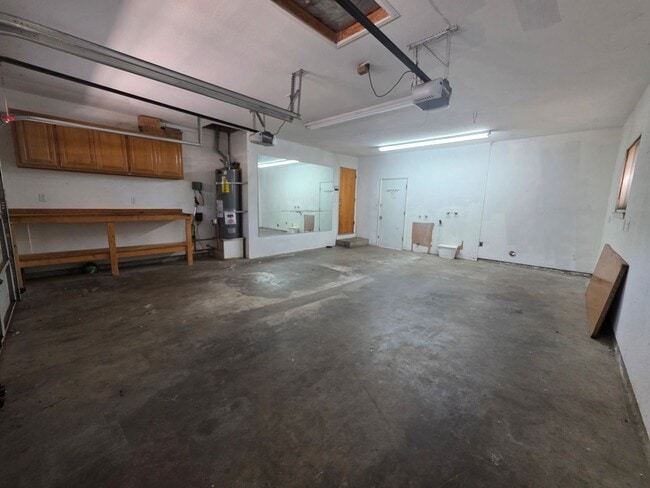 Building Photo - Single story home close to freeway access!