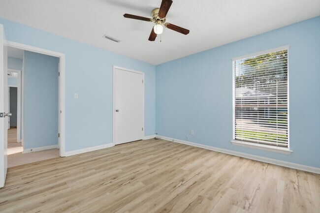 Building Photo - 349 Primrose Cir