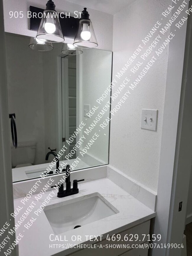 Building Photo - 905 Bromwich St