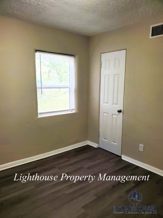 Building Photo - NEWLY RENOVATED 3 bed/2 bath!