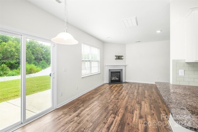 Building Photo - 3933 Meadow Green Dr