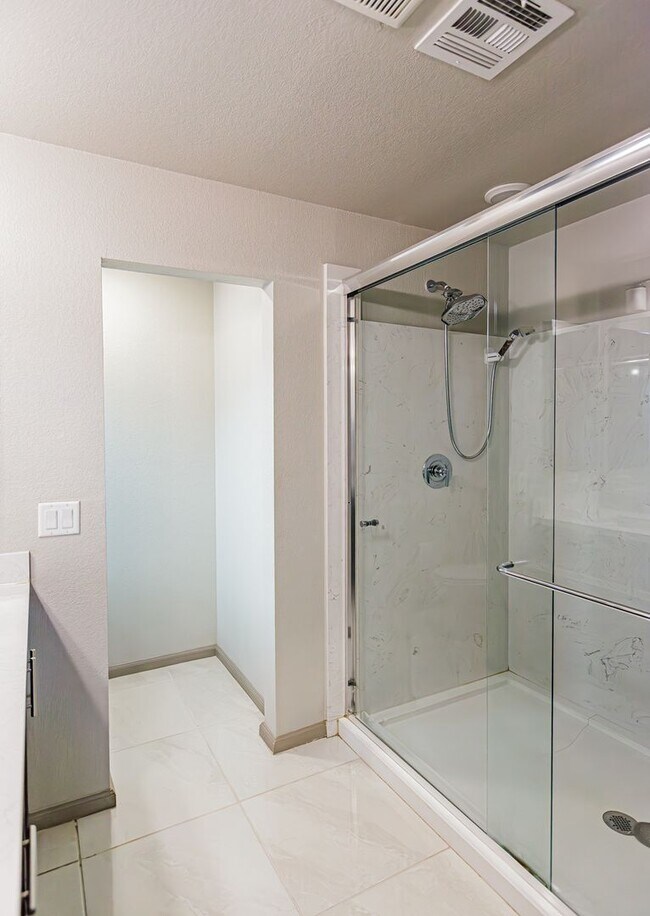 Building Photo - Rooftop Balcony