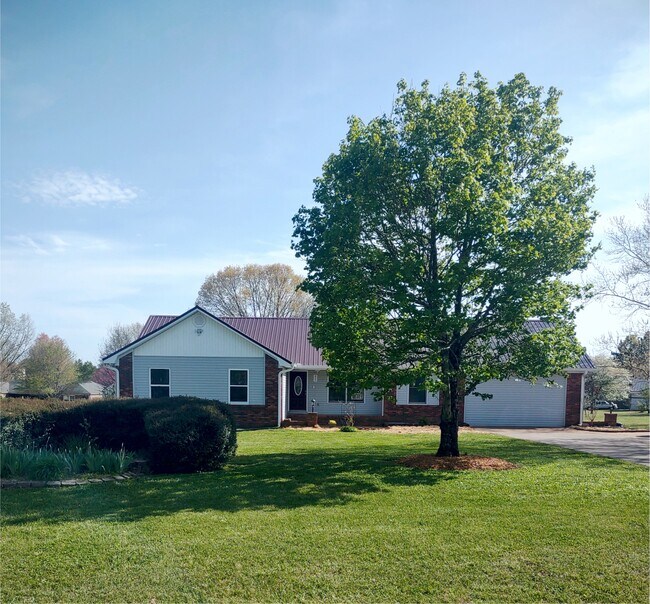 Newly remodeld home in establish quiet neighborhood. - 120 Arrow Lands Trl