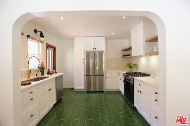 Building Photo - 2256 Silver Ridge Ave