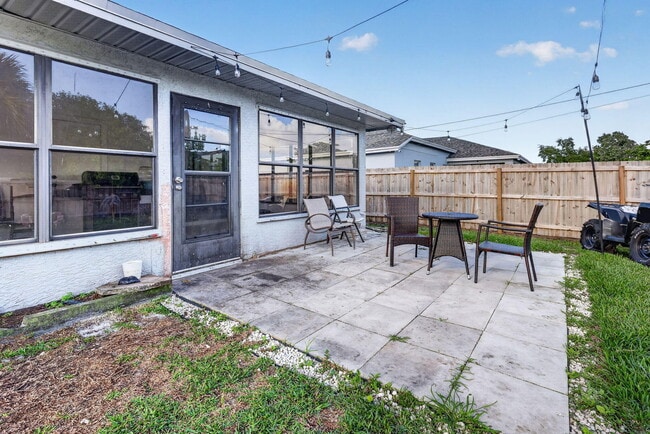 Building Photo - 481 SW Aster Rd