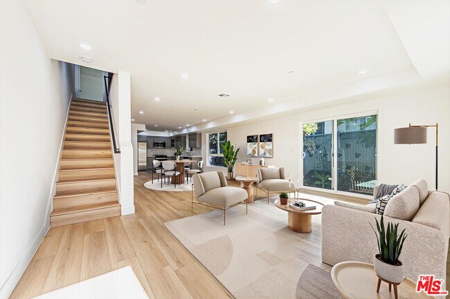 Building Photo - 5438 Romaine St