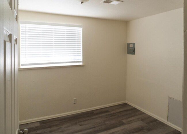 Building Photo - 1152 S Quivas St