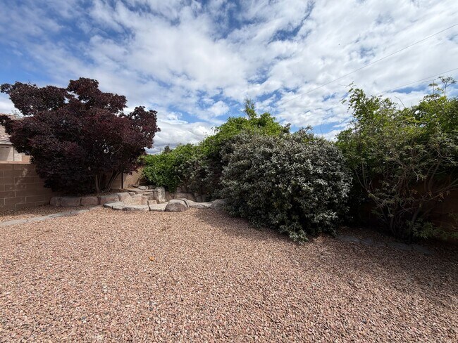 Building Photo - 3 Bedroom Single Story Home Available Near Dellyne Ave NW & Unser Blvd NW!