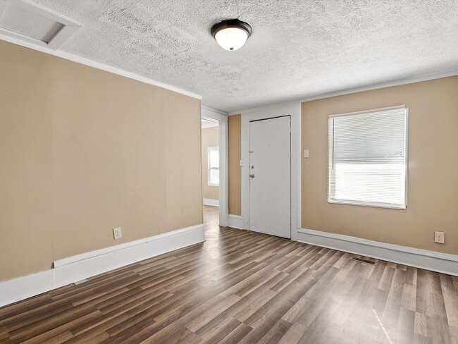 Building Photo - One Bedroom One Bath Unit Available for Im...