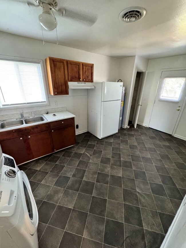 Building Photo - Cozy 3 bed 1.5 bath with Backyard