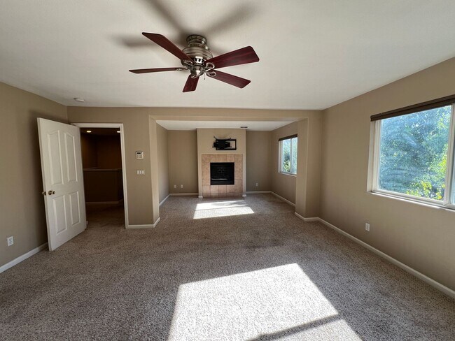 Building Photo - Highly Saught After Stonelake 4 Bedroom wi...