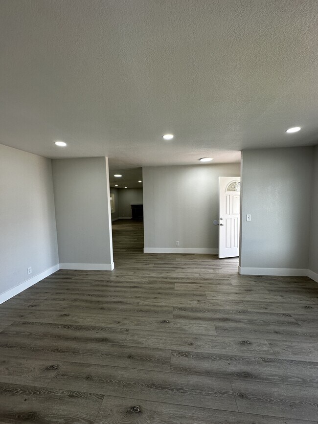 Building Photo - 3221 San Carlos Way