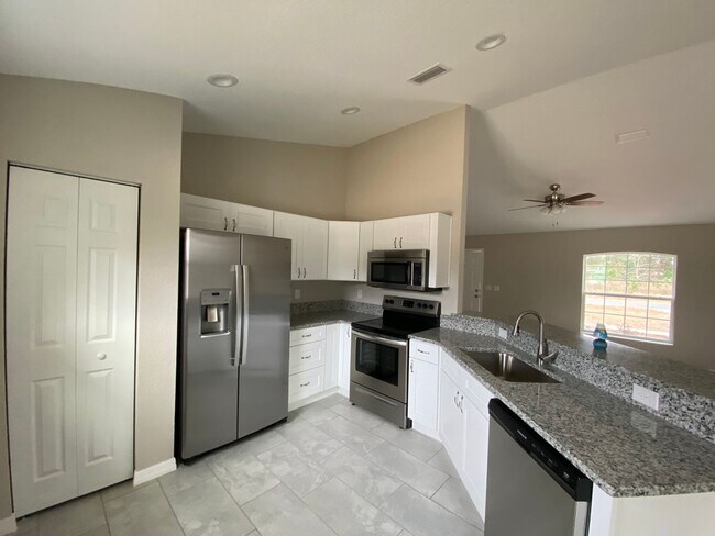 Building Photo - Desirable SW Ocala Neighborhood 3/2/2 *WON...