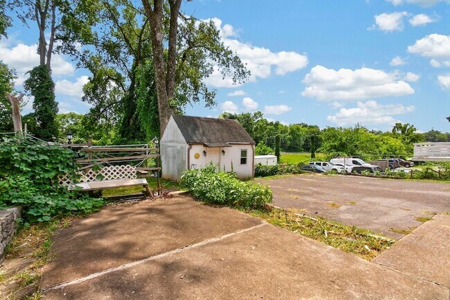 Building Photo - 261 Eisenhower Dr