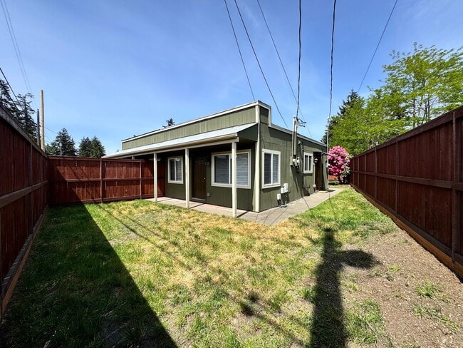 Building Photo - Charming 2 Bedroom Duplex - Granite Counters, Plank Flooring, Fully Fenced, Storage Shed!