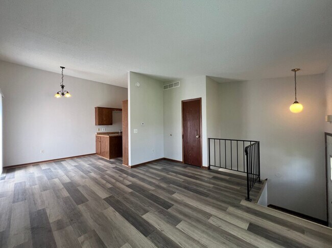 Building Photo - Sunshine Highland Block