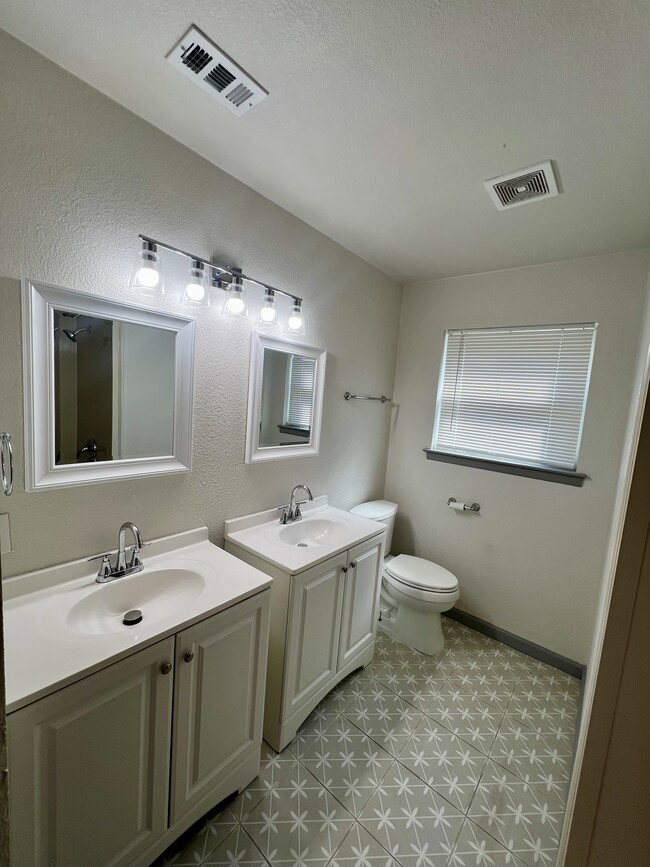 Building Photo - 6012 Highcrest Dr