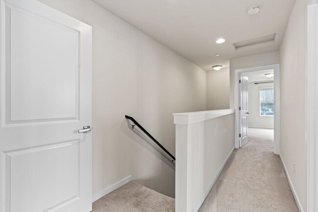 Building Photo - Newer 4 bed, 3.5 bath Townhome In Lynnwood...