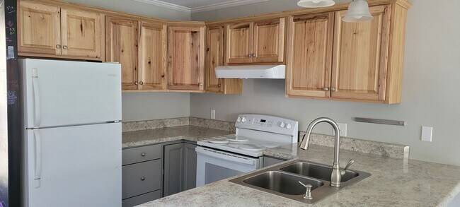 Building Photo - 475 Meadowview Dr