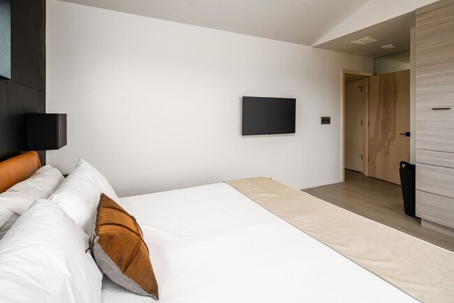 Building Photo - Modern Fully Furnished Condo for Rent- Minutes from the Hospital and Downtown Bozeman