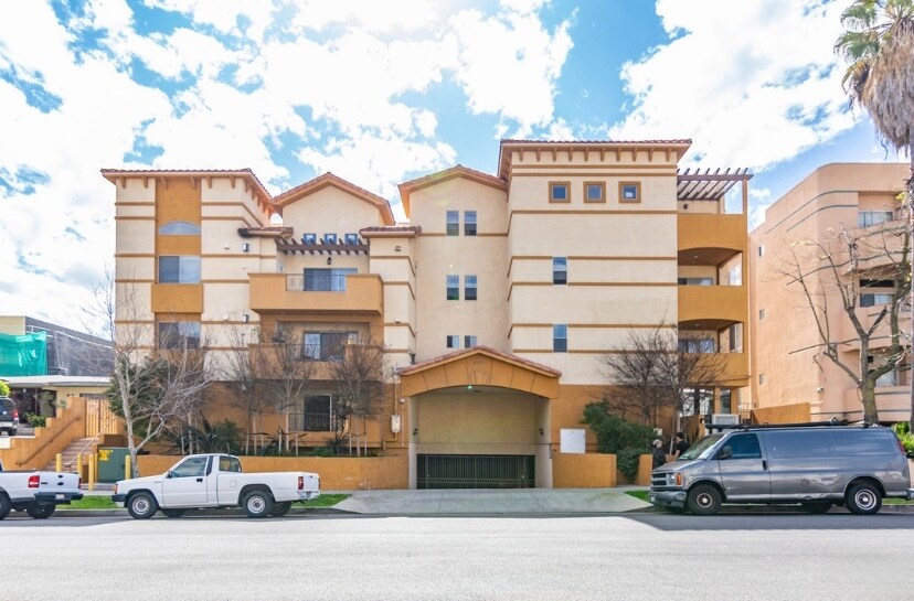 Building Photo - 4822 Elmwood Ave