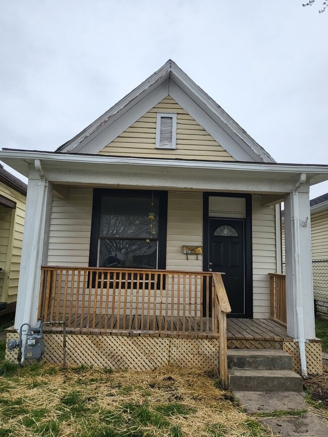 Building Photo - Flow through house with washer dryer hook up and off street parking